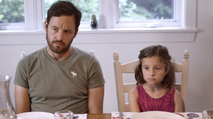 homme et petite fillepeu convaincus du repas assis à table dans la publicité Épatante patate réalisée par Juliette Gosselin chez Alt Productions