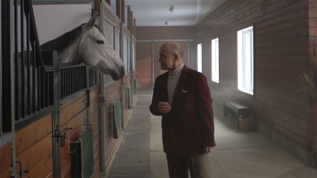 homme devant un cheval dans une écurie dans publicité porte-bonheur réalisée par nicolas fransolet chez alt productions pour loto québec