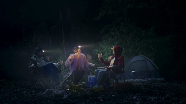 Des jeunes adultes en camping boivent autour du feu dans la publicité Camping de la SAQ, réalisée par Nicolas Fransolet chez Alt productions